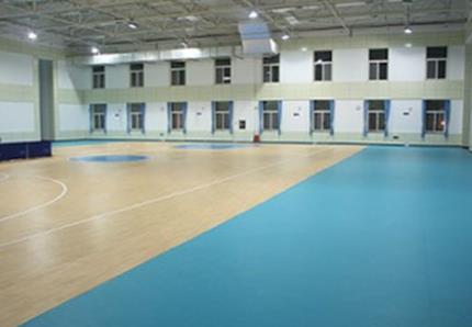 塑胶地板如果有胶水怎么处理？